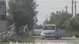 Торжественный  занос добровольса в бус. Доброволец от счастья без сознания.