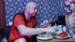 Окрошка с копчёной килькой и овощами. Мукбанг, еда на камеру