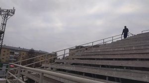 Прыжки на двух ногах вверх по лестнице