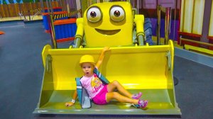 Паровозик Томас и Боб Строитель помогают Насте найти Скай   Kids indoor playground