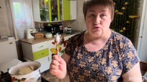 Разделываю курицу и варю бульон.Отвариваю яйца и кипячу молоко.Ужин.
