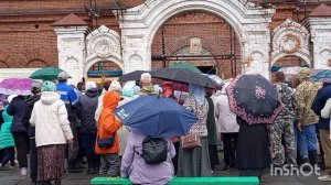 //238// Погода дождливая.Сходили с Мишей к церкви на поднятие креста.Приехали гости.