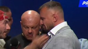 💪 Потасовка на пресс-конференции!