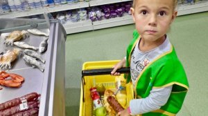 Ваня и Мания притворяются, что играют в магазин с гигантским продуктовым магазином-супермаркетом