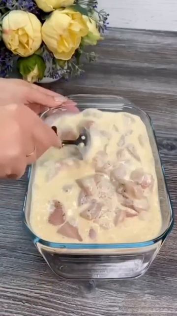Сочная куриная грудка в сметанно-яичной заливке 🍗

🍽️ Ингредиенты
• куриная грудка — 2-3 шт. (около
