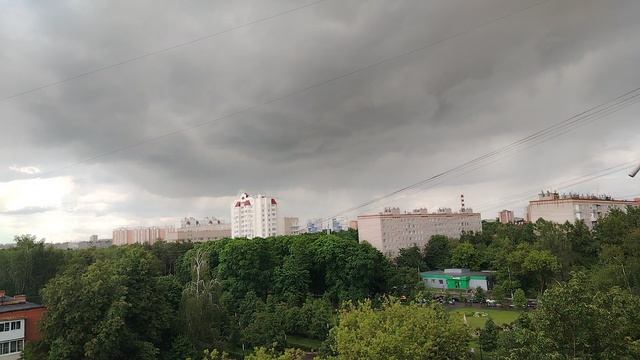 Тёмная туча зависшая над городом. смотреть онлайн
