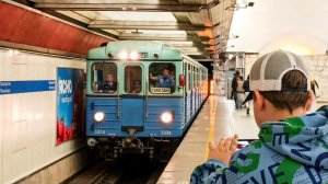 Перегонка ретро-состава с грузом + с вагоном 10301 на станции Пионерская 🔵 Петербургского метро