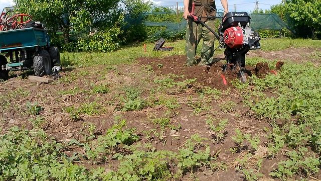 Мотоблок Боксбот 700Про фрезерует  ротоваторами