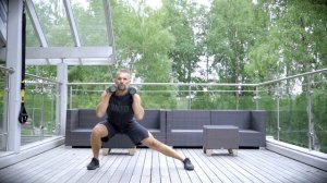 Боковые выпады с гантелями в руках