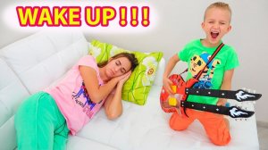 Влад и Никита делают вид, что играют музыку, и будят маму.