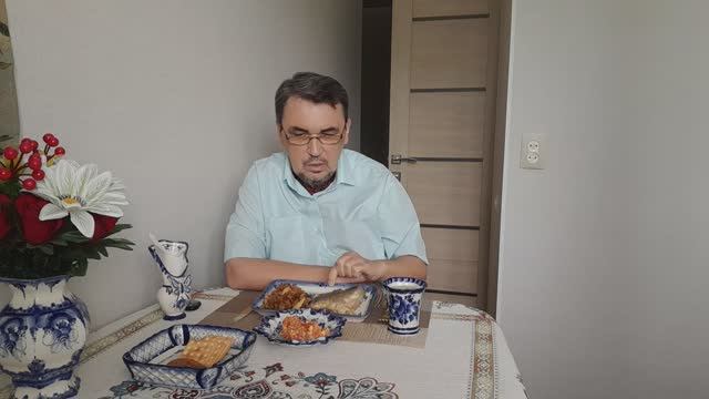 Кто хвалится, тот с горы свалится. И медные деньги звончее золотых! Всякая жаба сама себя хвалит! смотреть онлайн