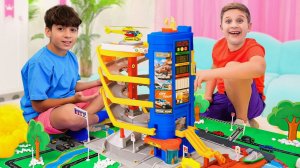 Рома с другом Играют в Машинки и Строят Город Matchbox