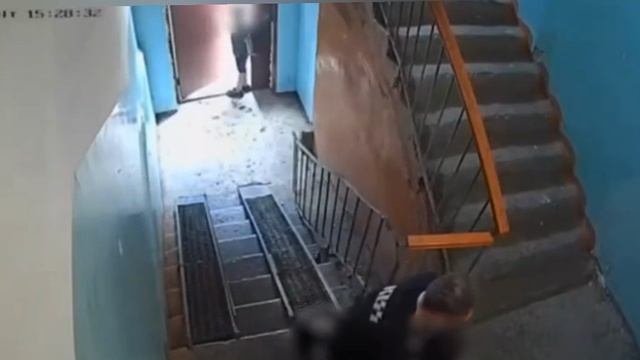 Мужчина с приспущенными штанами затащил ребёнка в подъезд в Тюмени. Девочку спасла местная ...