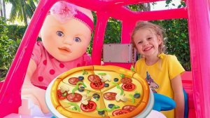 Настя играет в ресторан