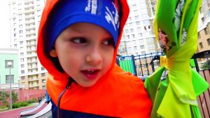 Влад спасает игрушки от дождя
