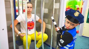 Влад и мама играют в детском игровом центре.