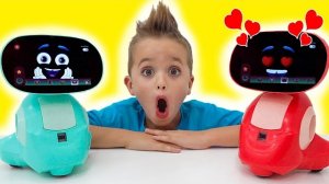 Влад и Ники играют с Мико - умным игрушечным роботом для детей