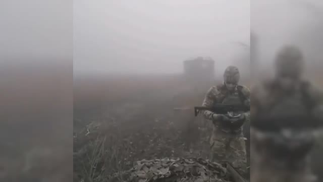 Русские танки расчищают путь штурмовикам сквозь мины