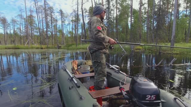 РЫБАЛКА С ЛОДКИ НА УДОЧКУ И СПИННИНГ. ЖИВУ НА ОСТРОВЕ смотреть онлайн
