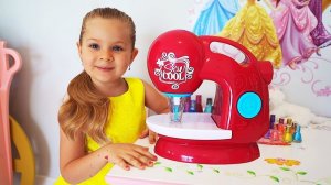 Диана играет с игрушечной Швейной машинкой