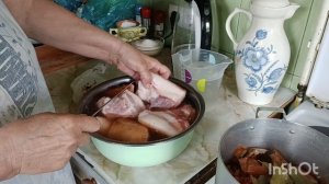 Сало в луковой шелухе.
