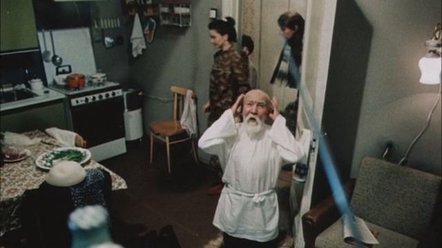 ДЕДУШКА НА ХОЛОДИЛЬНИК МОЛИТСЯ...
