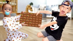Марк шутит и учиться играть с маленьким Малышом