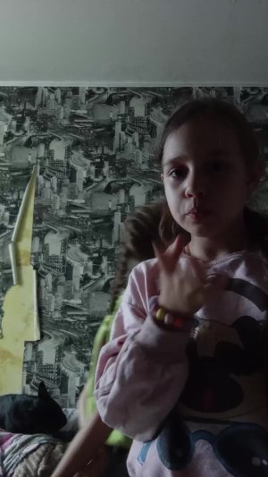 мы с Полиной и с Лерой играем в жёлтые двери или красную дверь дверь любого цвета