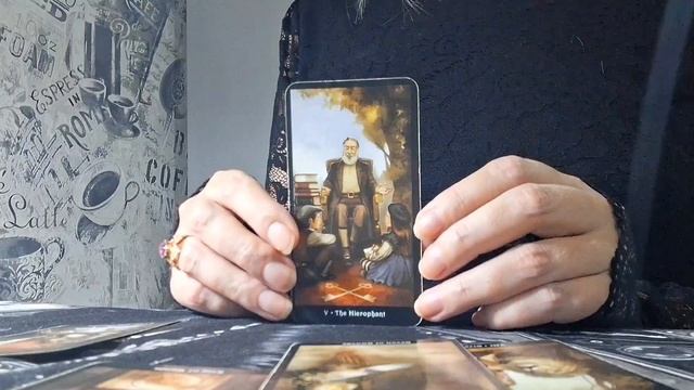 Стоит ли ждать мужчину на расстоянии? Расклад Таро