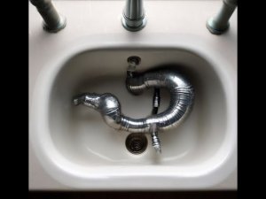 Почему булькает и хлюпает сифон когда сливаешь воду в канализацию?
