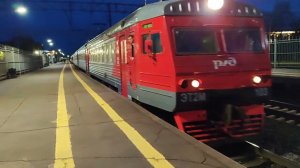 22 мая 2026 Электропоезд ЭТ2М-103 Сообщением Любань-Санкт-Петербург Отправляется с платформы Колпино