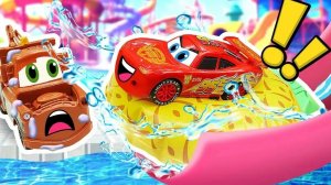 МУЛЬТИКИ ПРО МАШИНКИ 🚗 МОЛНИЯ МАКВИН И ГРУЗОВИЧОК МЭТР ГОНЯЮТ ПО СКОРОСТНОЙ ТРАССЕ И ПАДАЮТ В ВОДУ