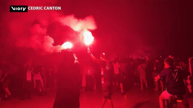 Болельщики ПСЖ запускают фейерверки и зажигают файеры в Париже
