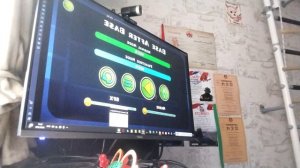 Прохожу уровни в Geometry Dash и брат оценивает! 1часть