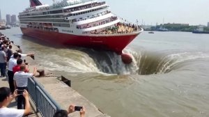 Невероятные видео с кораблями, которые попали на камеру.