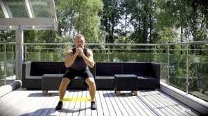 Шаги в стороны с приседанием с амортизатором на ногах