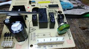 Холодильник Samsung RL-34, не запускается компрессор,ремонт платы управления.