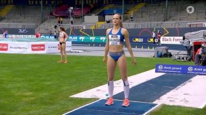 Милая девушка спортсменка по прыжкам в длину СОФИ УЛЬРИХ