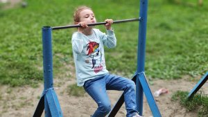 Ангелина с папой делают подъëм с переворотом на турнике