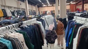ЕДЕМ В КАМЕНСКЕ-УРАЛЬСКИЙ, ЗАШЛИ В КИТАЙ БАЗАР ВЫБИРАЕМ ОДЕЖДУ И ОБУВЬ.