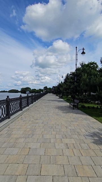 Набережная в г. Славянске-на-Кубани — это зона отдыха вдоль реки Протока