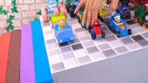 ТАЧКИ ДИСНЕЙ и Паровозик Томас летят в красную воду! 🏎️💦 На радужной лестнице