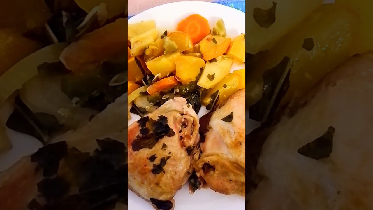 Курочка, запечённая с тыквой, картофелем, листьями цветной капусты, луком , чесноком и специями.