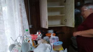 На даче сыро и грязно.Занимаюсь уборкой в шкафах.