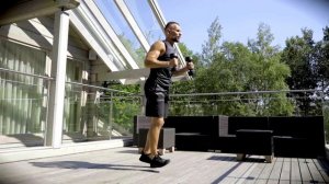 Прыжки с гантелями «Лыжник»