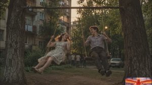 Во дворе скрипели две качели