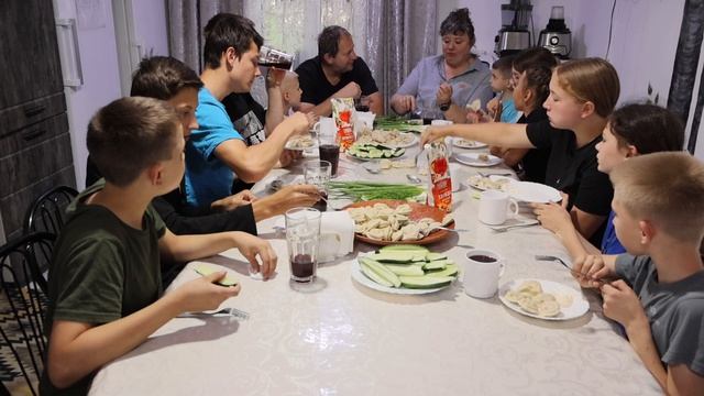 Никак не удается собрать больше 11 детей за столом!