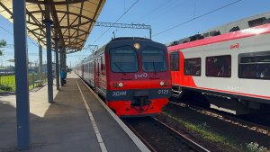 Электропоезд ЭД4М-0129 на ст.Лигово и пл.Ленинский проспект, май 2026 года