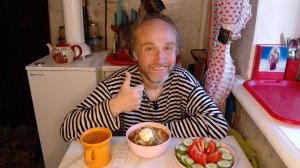 Обед с котями. Острые веганские щи с майонезом. Мукбанг. Обжор. Еда на камеру. Диета. Шизофрения.