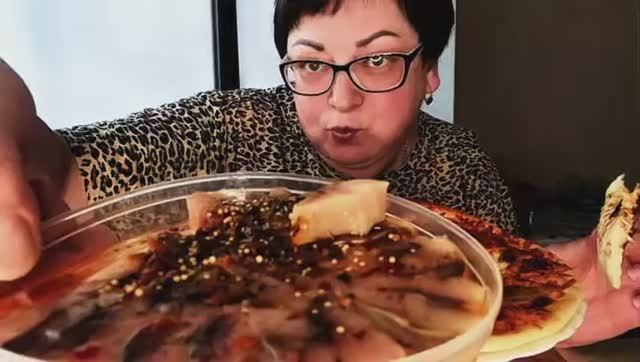 Селедочка и пицца , ну вкусный же перекус перед ЗАвТраком👍Мукбанг смотреть онлайн